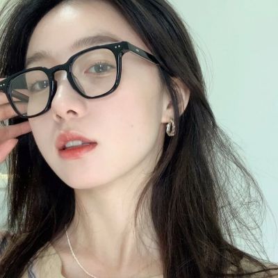 念旧的人总是活的像个拾荒者(让人一见钟情的氛围感女生头像)图4