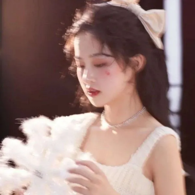 寻找一个像你的人后来发现自己最像你(甜美的新年好看的女生头像)