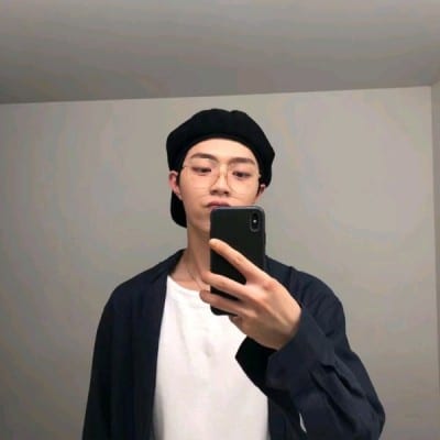 我们都怕寂寞我们都想解脱(男生头像伤感帅气)