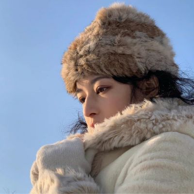 少点烦恼少点忧愁保持快乐(美得太过惊艳的好看女生头像)