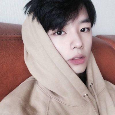 也许我们离幸福只差一步距离(最新男生抖阴头像帅气有型)