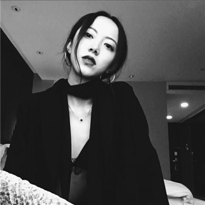 眼泪流过之后转身就说再见(女生超拽高冷气质头像大全)