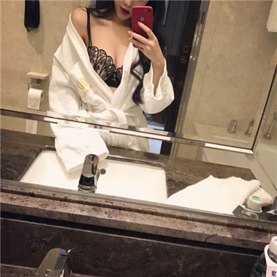 在我眼里你最珍贵最妩媚(时尚好看的女生头像有点性感)