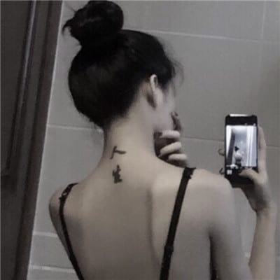 拿苹果手机拍照的女生头像(女生手机控挡脸霸气高清头像)