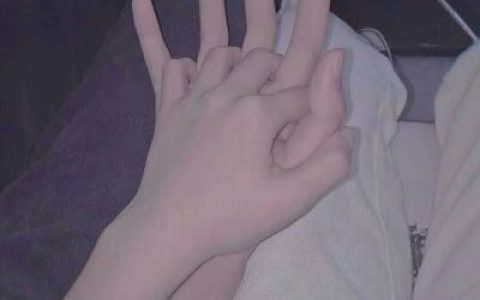 情侣牵手低调秀恩爱头像(抖阴手控情侣头像一人一张)