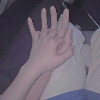 情侣牵手低调秀恩爱头像(抖阴手控情侣头像一人一张)