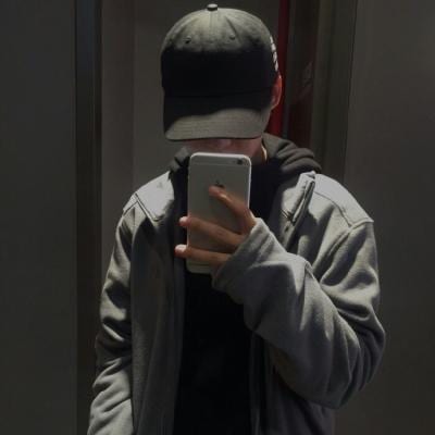 爱情和钱我总要有一样吧(最流行的头像男帅气撩人)