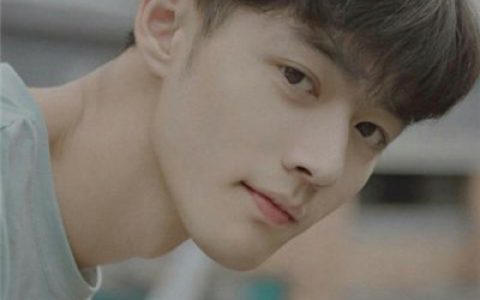 每天演好一个情绪稳定的成年人(最流行的头像男生帅气冷酷)