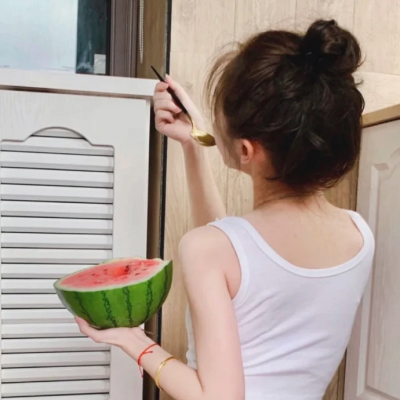 夏季从日落那一刻开始想你(夏季吃瓜女孩魅力清纯真人头像)