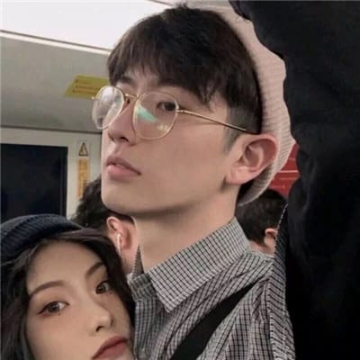 月亮不抱你我抱你(情侣秀恩爱头像一对两张)