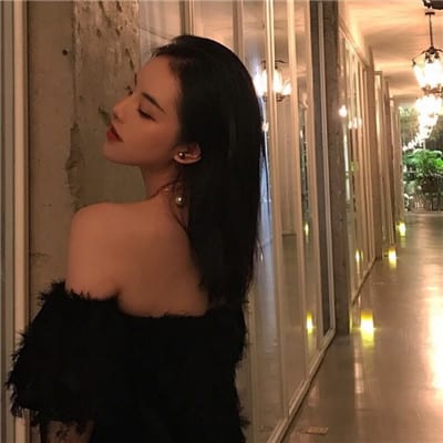 生活总不是我以为的想象(性感骚气头像女生头像露肩膀)