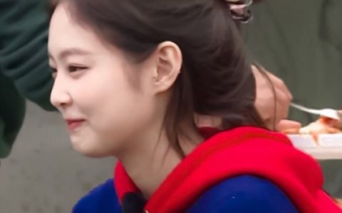 世间万物都在治愈你你要放过自己(很有魅力的女生头像气质干净)