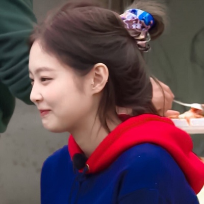 世间万物都在治愈你你要放过自己(很有魅力的女生头像气质干净)