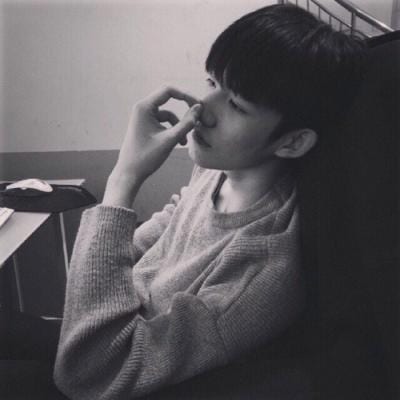 爱是一路艰辛一路仁义尽致(高冷帅气有点拽的黑白男生头像)