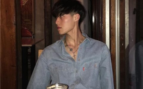 街角的霓虹灯晃了谁的眼睛(最新版男生超拽帅气头像)