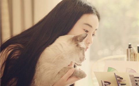 在拥挤的人群寻找你的身影(女生唯美有意境长发头像大全)