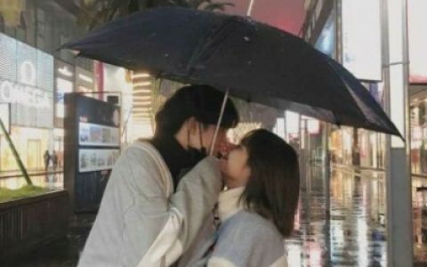 这世界车水马龙我对你情有独钟(抖阴情侣头像一对青春霸气)