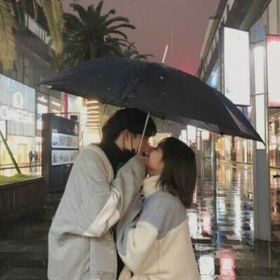 这世界车水马龙我对你情有独钟(抖阴情侣头像一对青春霸气)