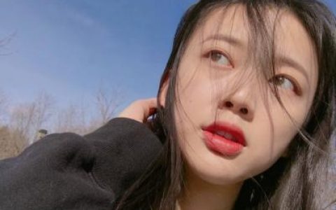 别跟堕落的人比堕落(抖阴小清新的美女头像好看的)