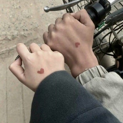 最新情侣牵手头像两张一人一张(情人节情侣头像低调秀恩爱)