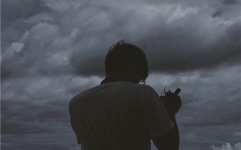 有趣的单身好过将就的爱情(男生头像背影伤感霸气)