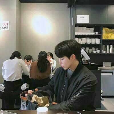 这年头感情全是走私货(最新干净帅气小哥哥微博头像)图3