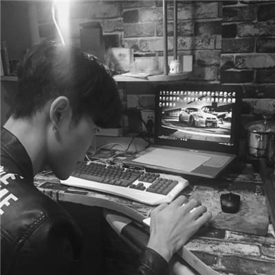 脆弱的人只会逞能(男生黑白头像简约伤感派)