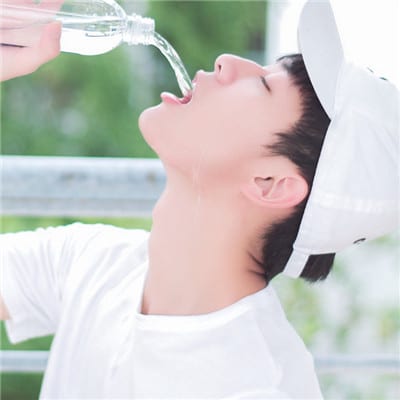 表面没心没肺心里撕心裂肺(男生帅气有意境头像精选)