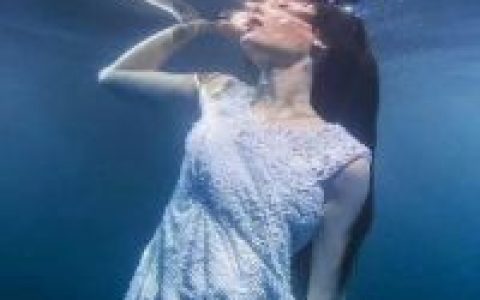 最暗的夜才会看见最美的星光(水下穿裙子的女生唯美头像)