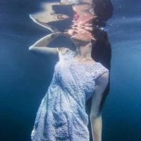 最暗的夜才会看见最美的星光(水下穿裙子的女生唯美头像)