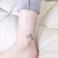 你身上的纹身为谁刻得如此冷(有关女生纹身的头像唯美图片)图
