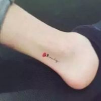 你身上的纹身为谁刻得如此冷(有关女生纹身的头像唯美图片)图3