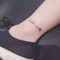 你身上的纹身为谁刻得如此冷(有关女生纹身的头像唯美图片)图5