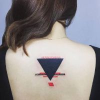 你身上的纹身为谁刻得如此冷(有关女生纹身的头像唯美图片)图6