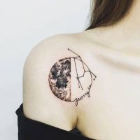 你身上的纹身为谁刻得如此冷(有关女生纹身的头像唯美图片)图7