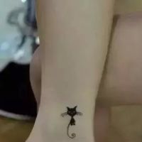 你身上的纹身为谁刻得如此冷(有关女生纹身的头像唯美图片)图11