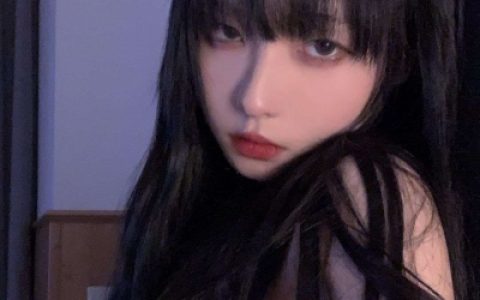 爱是朝同一个方向看去(干净时尚且高冷的女生头像)