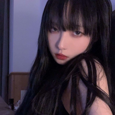 爱是朝同一个方向看去(干净时尚且高冷的女生头像)