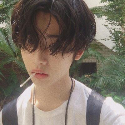 世界那么乱装纯给谁看(帅气小清新阳光男生头像最新)