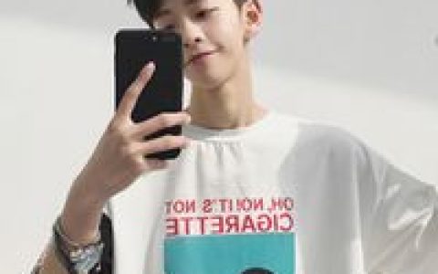 男生拿手机图片个性头像(帅气拿手机耍酷的男生抖阴头像大全)