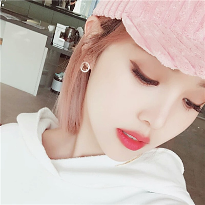又美又酷适合做抖阴的头像(女生戴帽子酷帅头像拽拽的)图1
