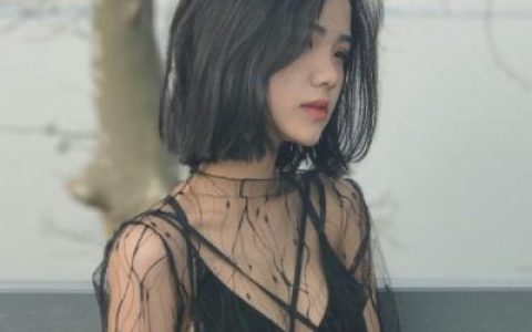 一颗心反反复复的想你(短发女生侧脸抖阴头像有意境好看的)