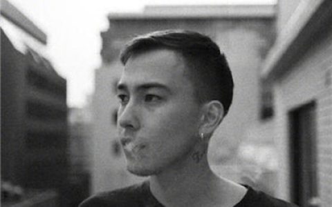 帅气伤感男生头像快手专用(男生快手头像帅气黑白低于480)