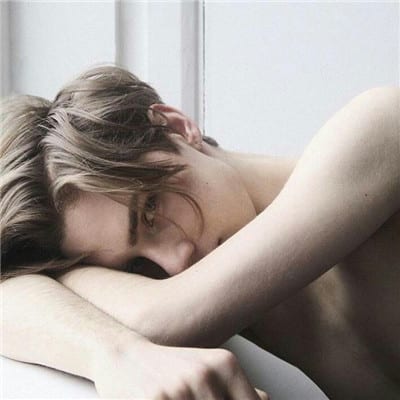 无言的陪伴胜过虚有的情话(伤感头像男生一个人)