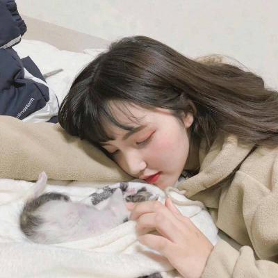 趁着年轻可劲闹(漂亮女生抱猫咪合照头像高清可爱)