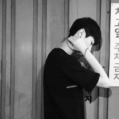 曾经撕心裂肺如今百毒不侵(小清新男生伤感黑白头像精选)图1
