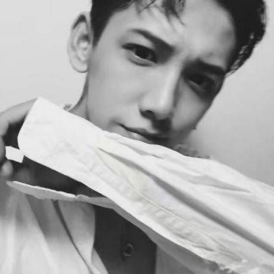 曾经撕心裂肺如今百毒不侵(小清新男生伤感黑白头像精选)图2