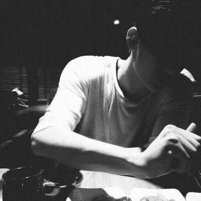 曾经撕心裂肺如今百毒不侵(小清新男生伤感黑白头像精选)图4