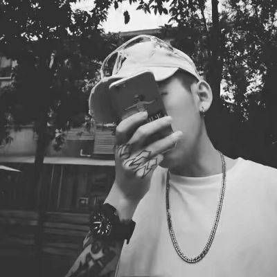 曾经撕心裂肺如今百毒不侵(小清新男生伤感黑白头像精选)图5