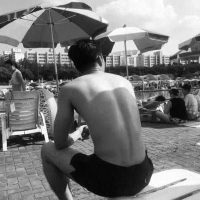 曾经撕心裂肺如今百毒不侵(小清新男生伤感黑白头像精选)图7